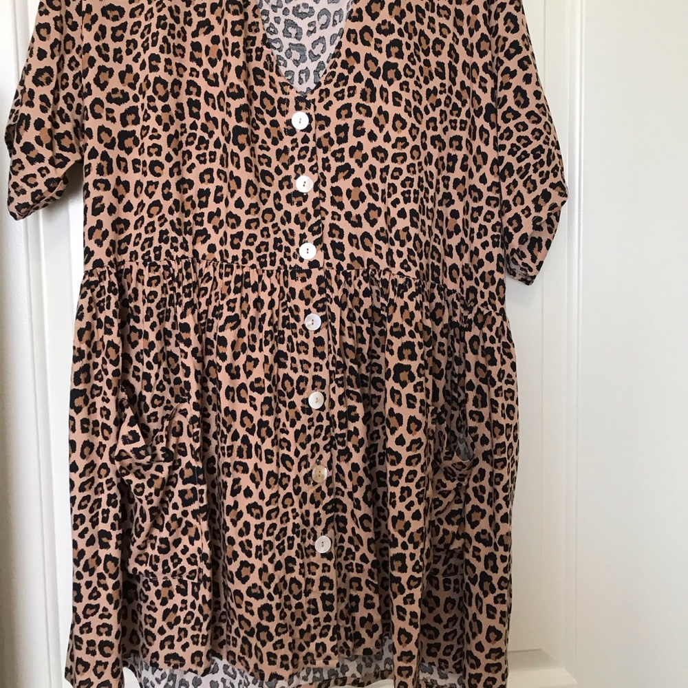 Leopard dress with buttons and pockets